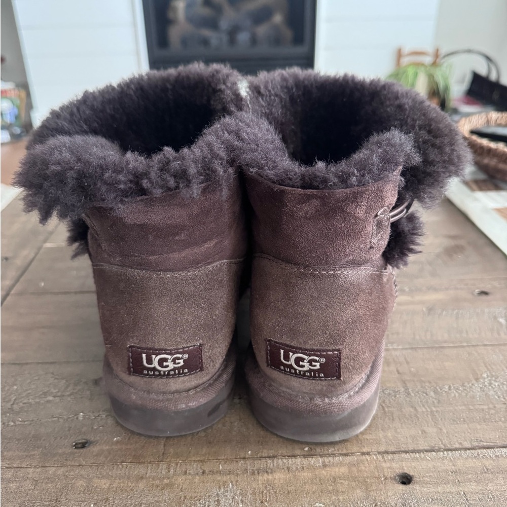 Ugg mini Bailey button boots in chocolate brown size 8 - Picture 2 of 9